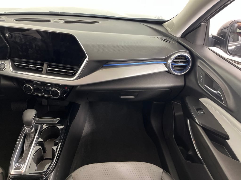 Used 2025 Chevrolet Trax LT FWD image 15