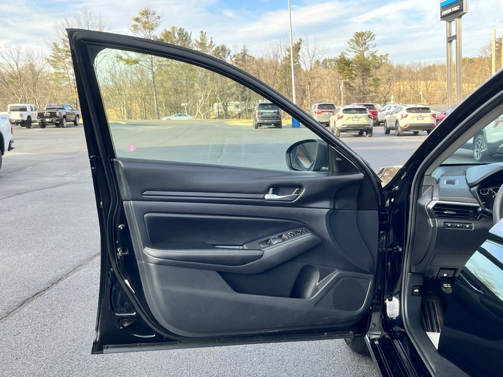 Used 2024 Nissan Altima 2.5 SV image 11