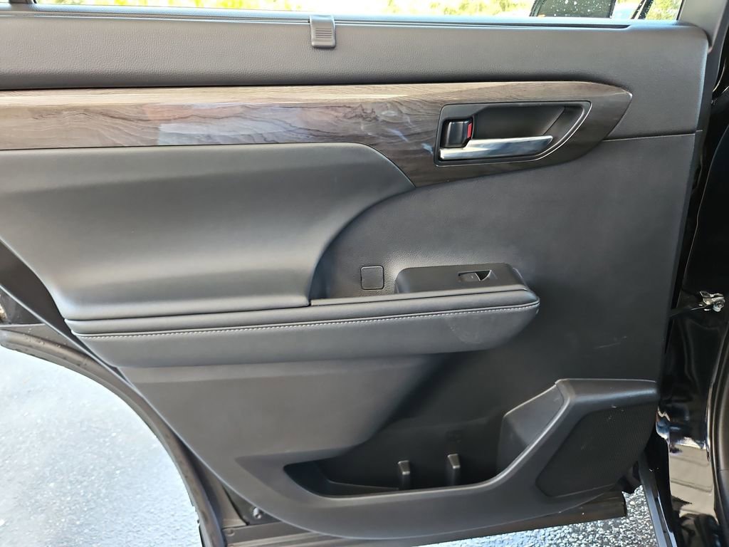 Used 2021 Toyota Highlander Limited image 35