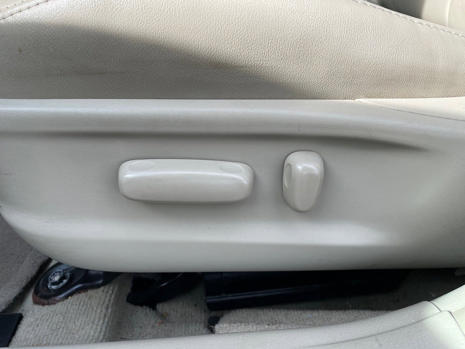 Used 2011 Toyota Camry XLE w/ SE/XLE Extra-Value Pkg image 10