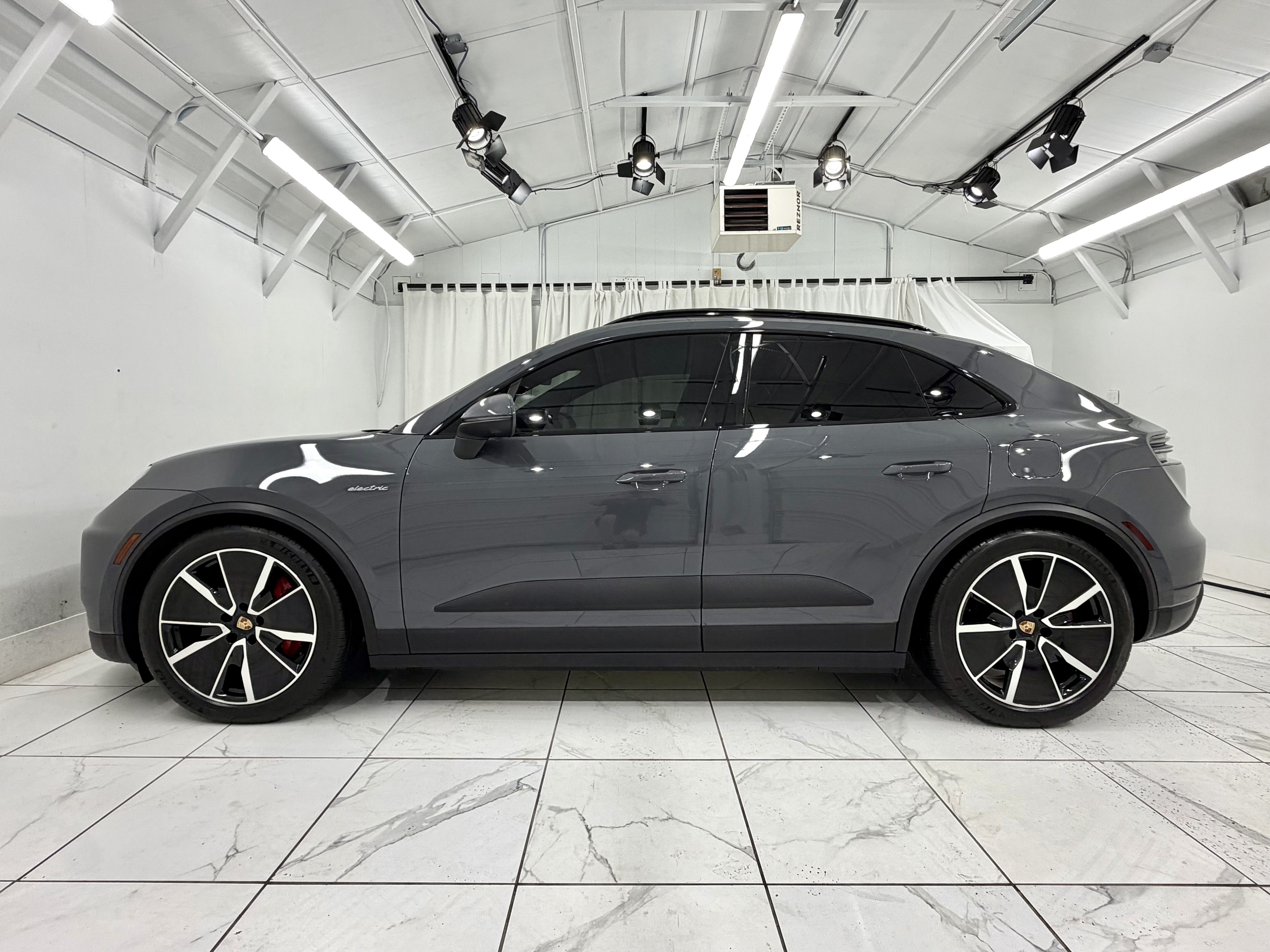 Used 2025 Porsche Macan 4S Electric AWD/4WD image 15
