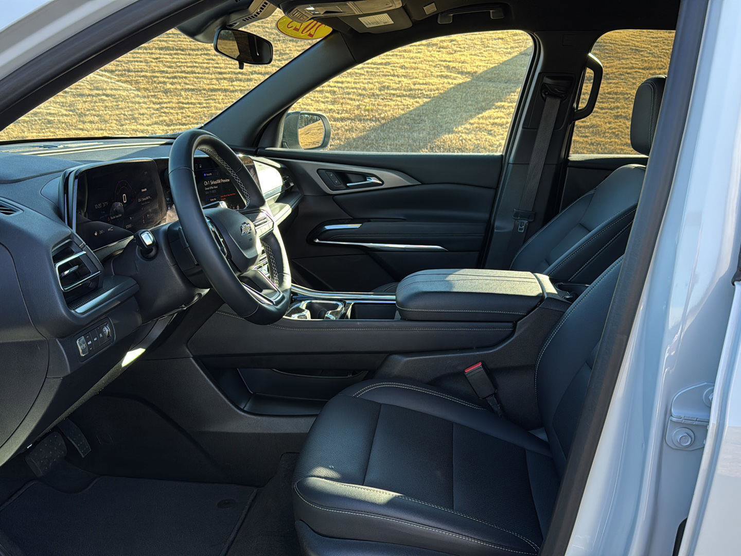 Used 2025 Chevrolet Traverse LT image 8