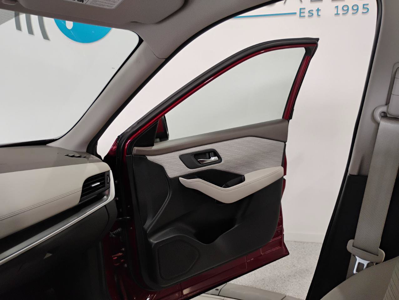 Used 2023 Nissan Rogue SV FWD image 54