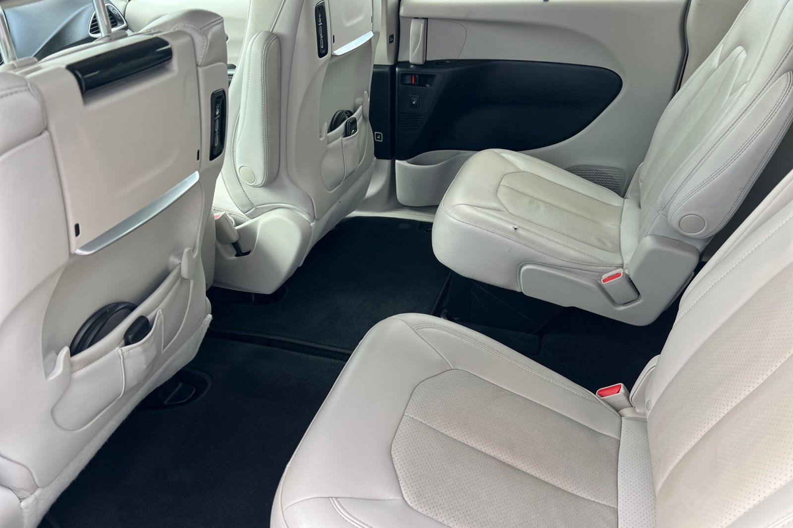 Used 2020 Chrysler Pacifica Touring-L Plus w/ Tire & Wheel Group image 12