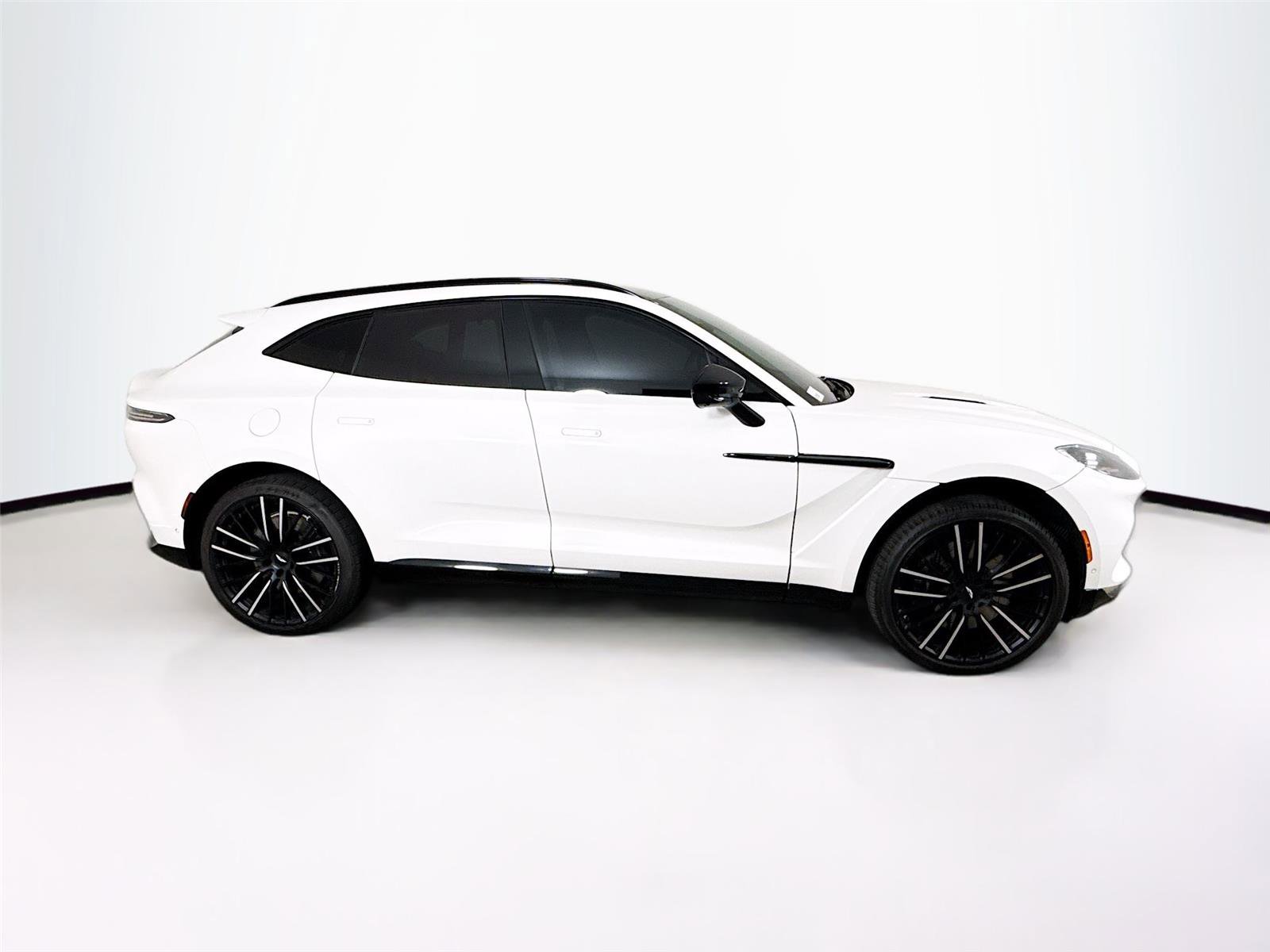 Used 2022 Aston Martin DBX image 10