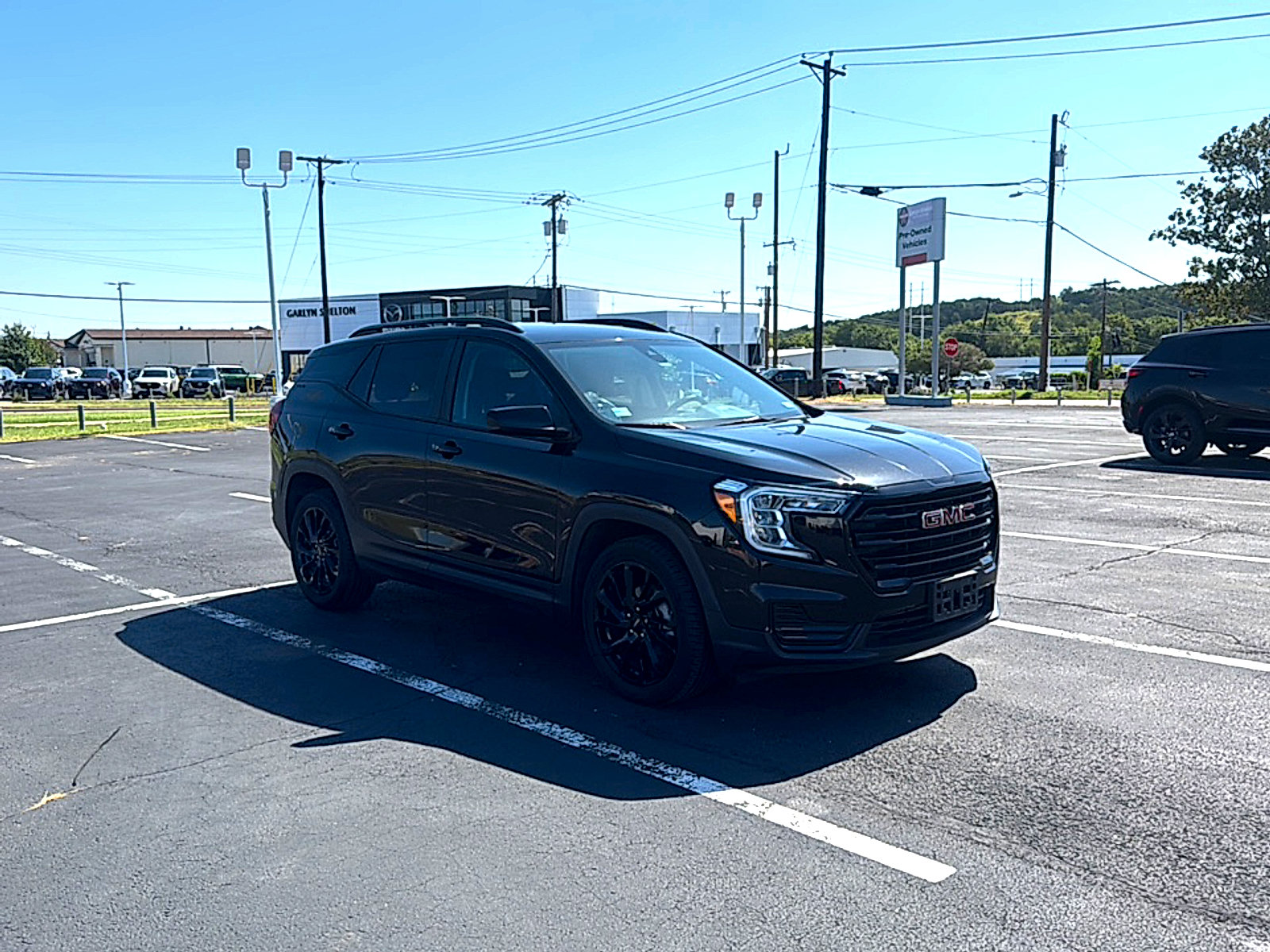Used 2024 GMC Terrain SLE w/ Driver Convenience Package FWD image 4