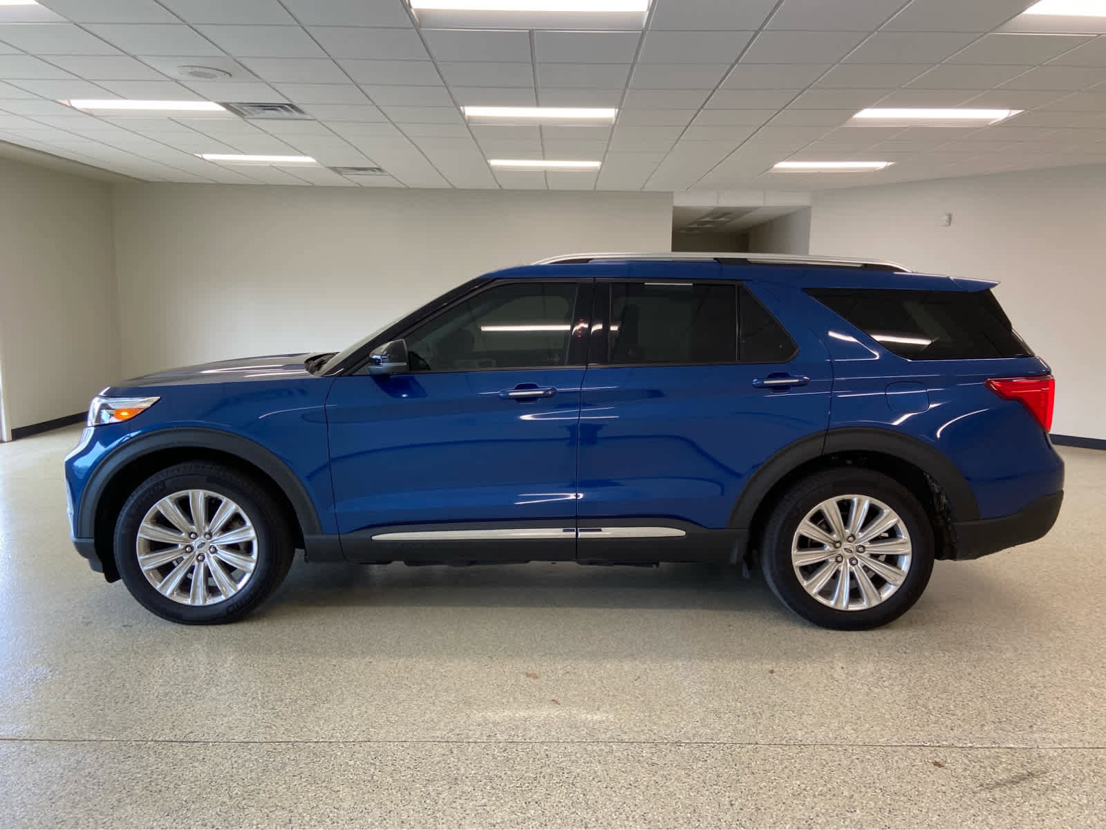 Used 2022 Ford Explorer Limited w/ Equipment Group 301A AWD/4WD image 15
