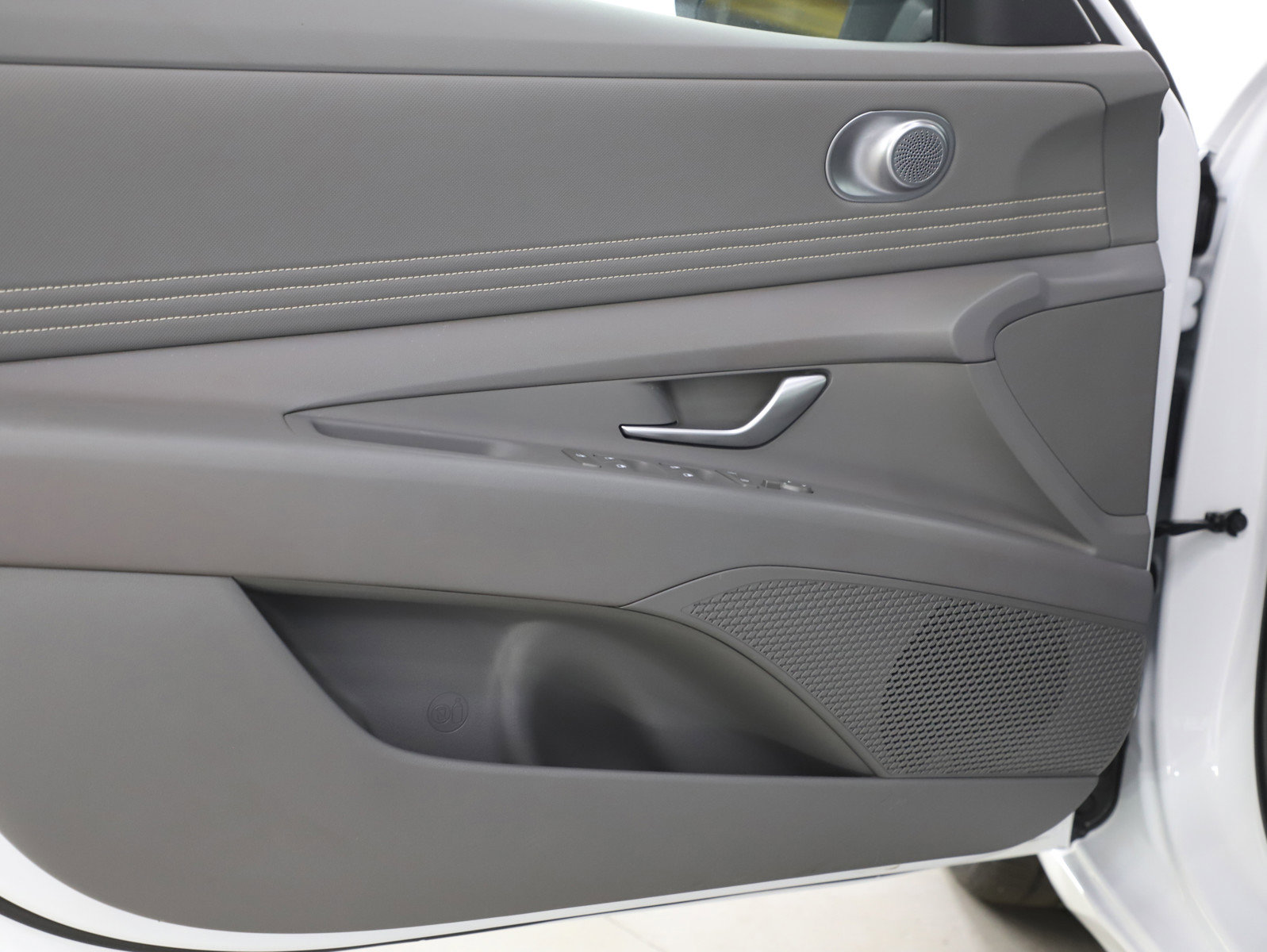 Used 2025 Hyundai Elantra SEL FWD image 17