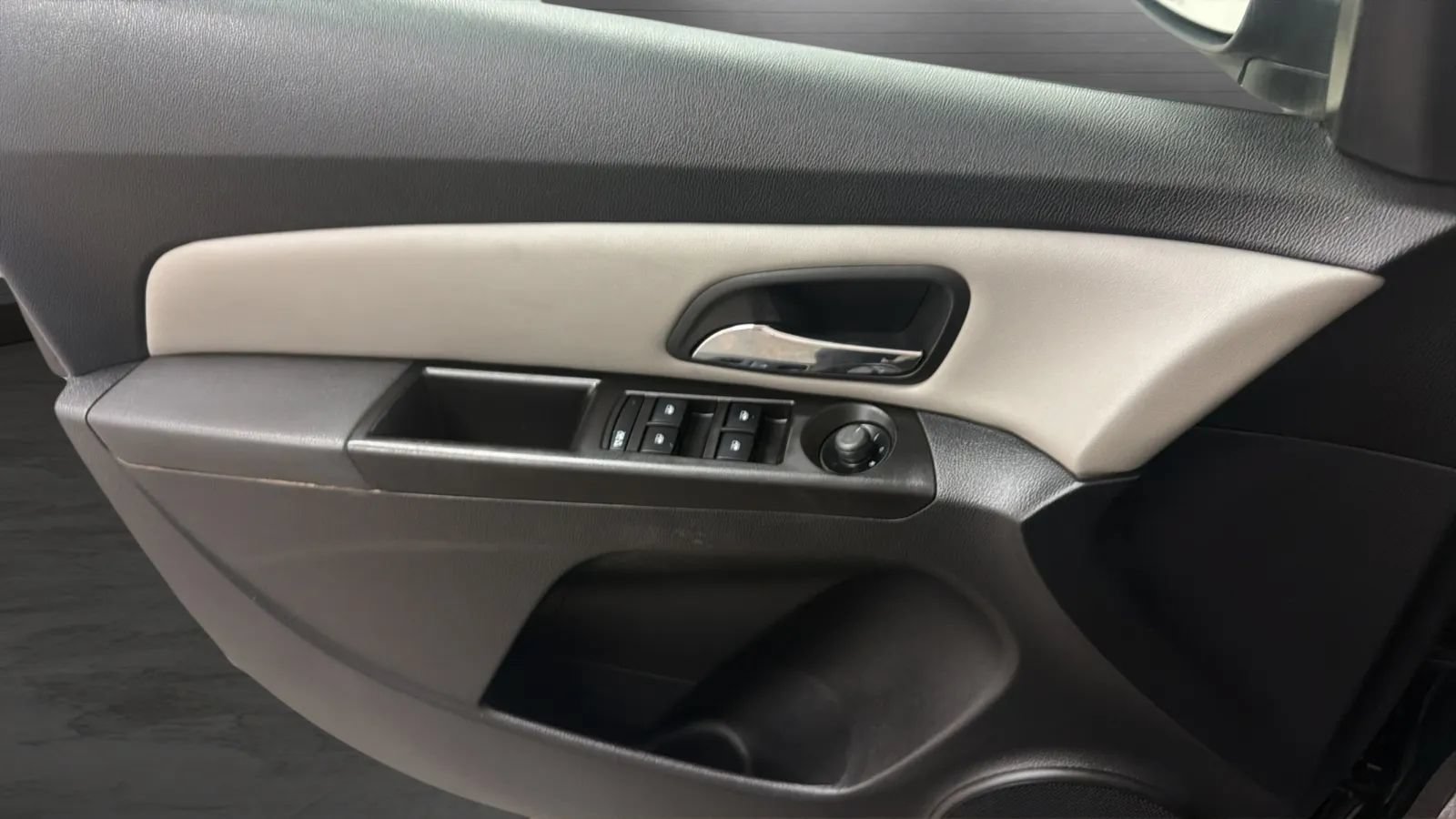 Used 2013 Chevrolet Cruze LS FWD image 16