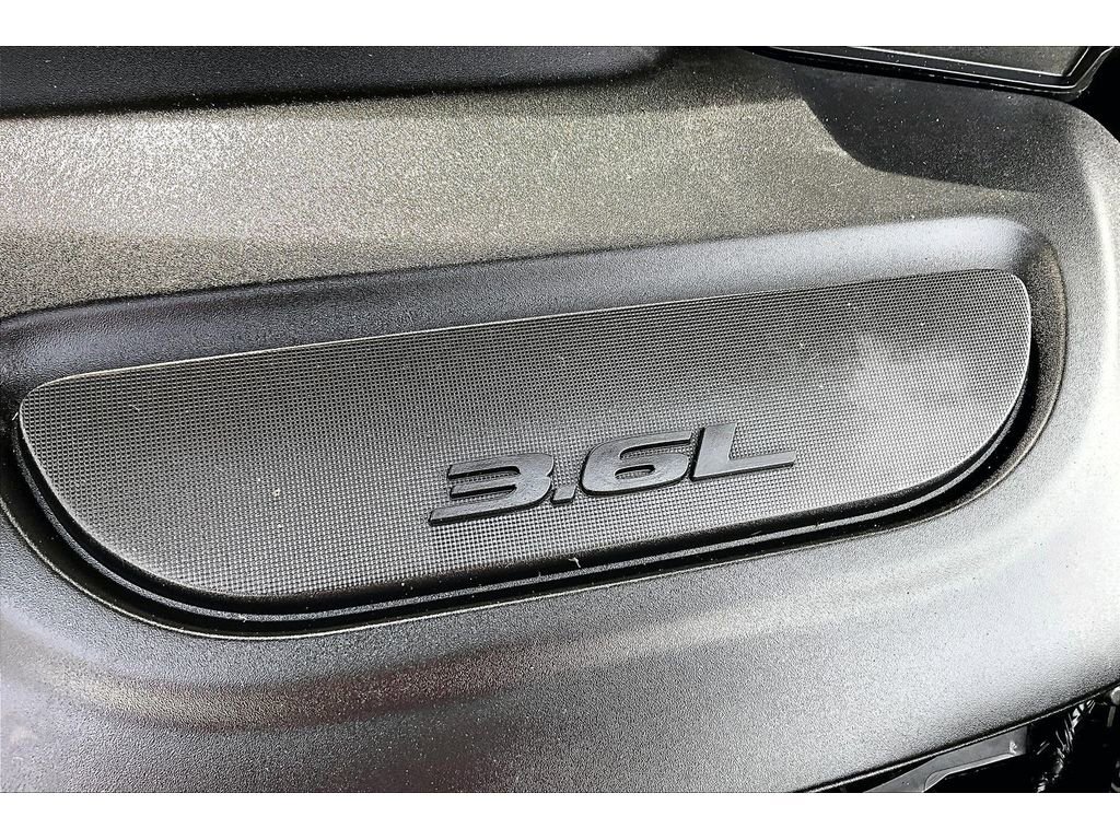 Used 2025 Chrysler Pacifica Limited image 35
