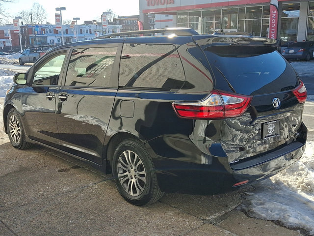 Used 2018 Toyota Sienna XLE w/ XLE Navigation Package image 4