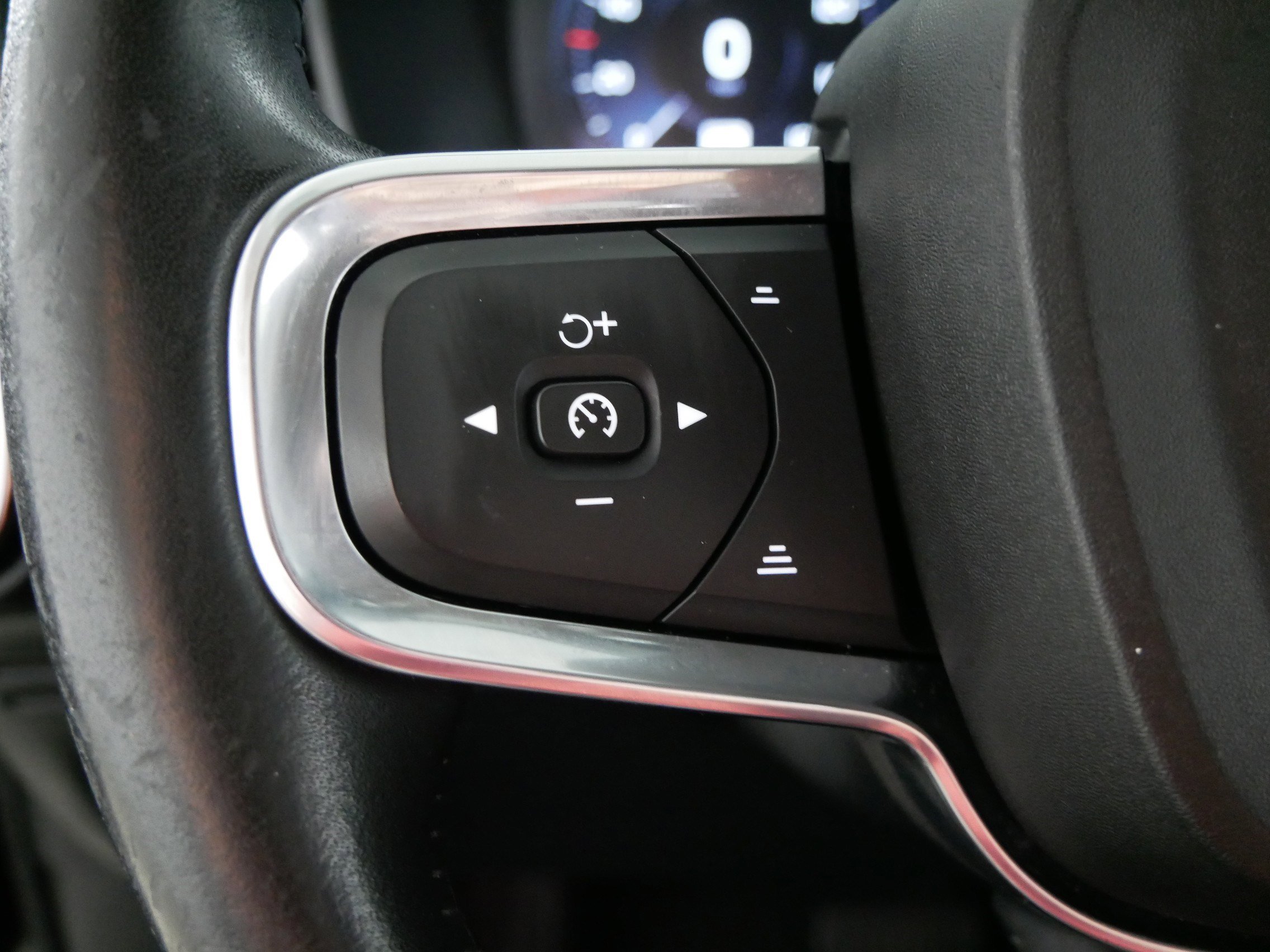 Used 2021 Volvo XC40 T5 Momentum image 27