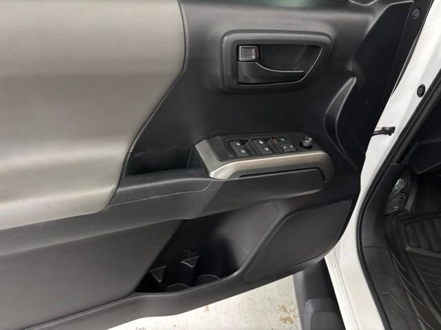 Used 2020 Toyota Tacoma SR5 w/ SR5 Appearance Package (SM) RWD image 10