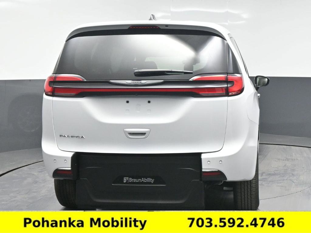 Used 2024 Chrysler Pacifica Touring-L image 23