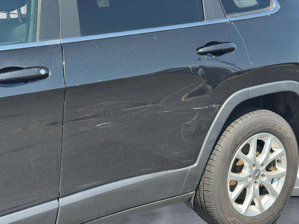 Used 2016 Jeep Cherokee Latitude w/ Cold Weather Group AWD/4WD image 14