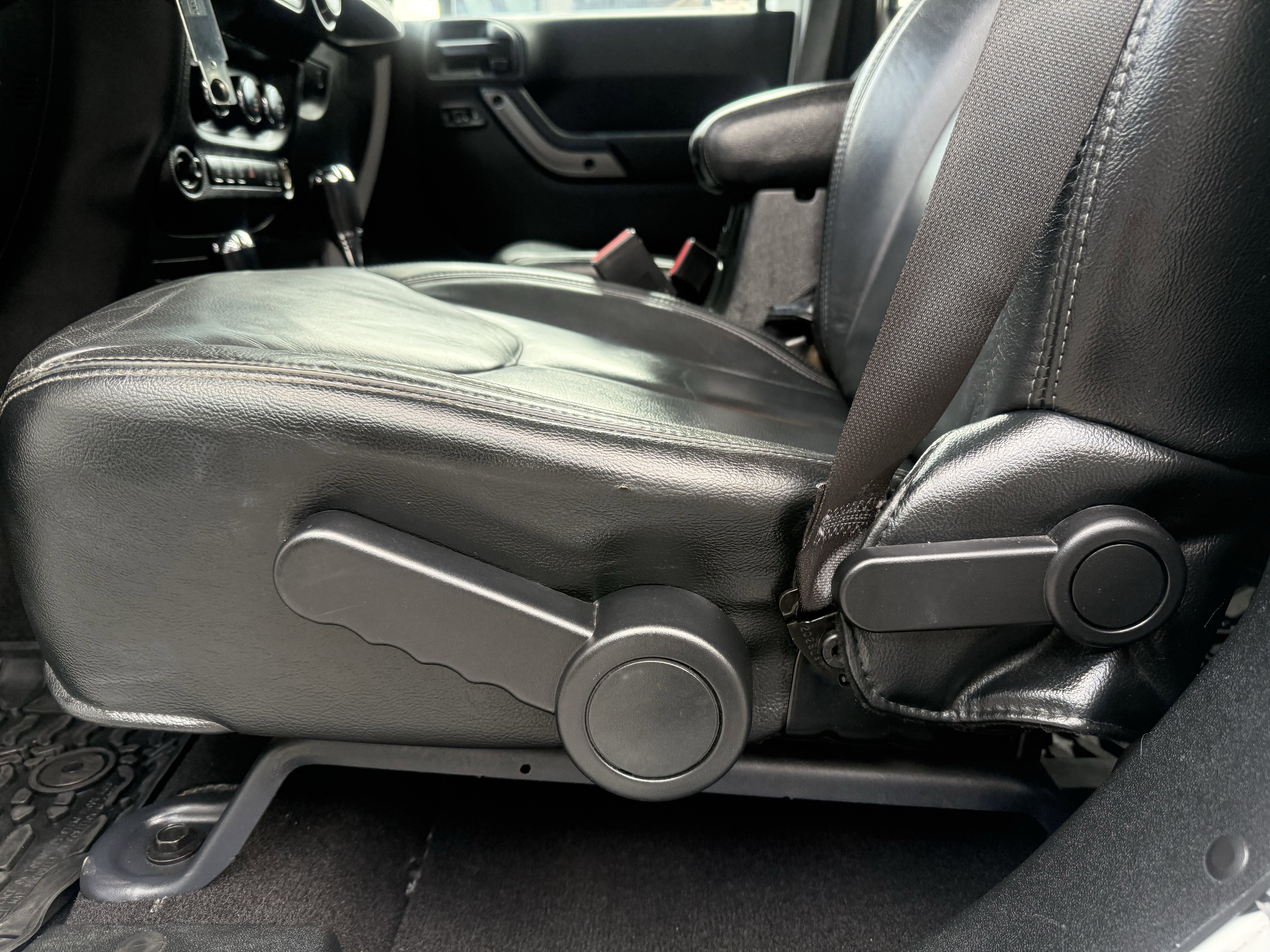Used 2018 Jeep Wrangler Unlimited Sahara AWD/4WD image 20