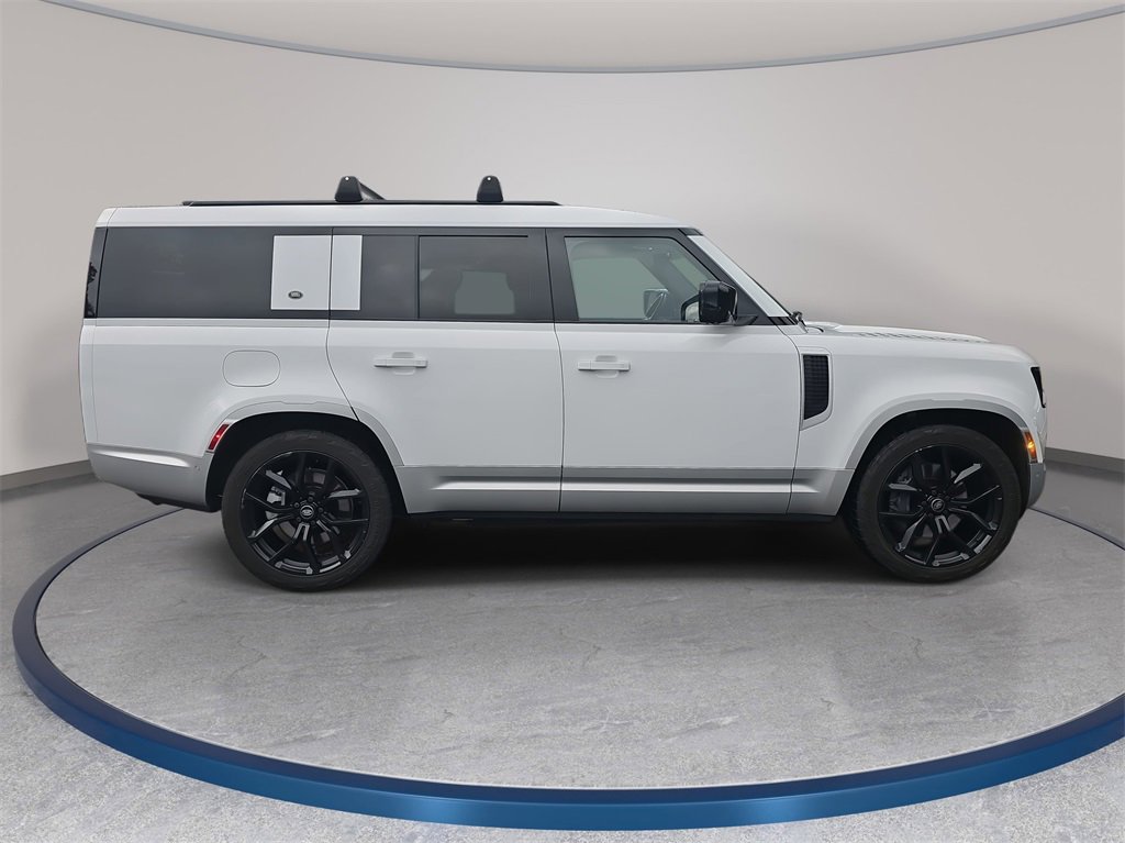 Used 2023 Land Rover Defender 130 First Edition image 4