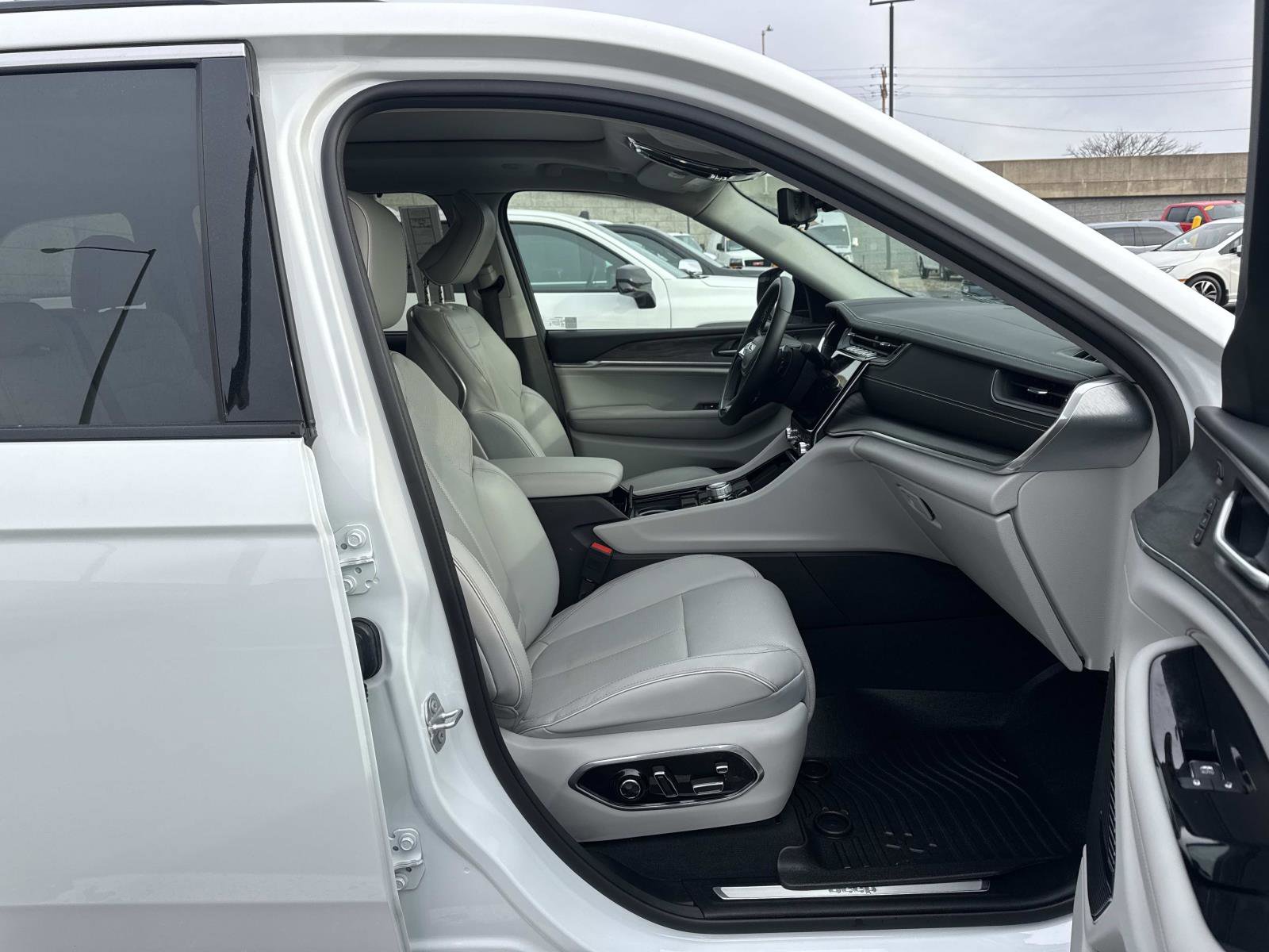 Used 2022 Jeep Grand Cherokee Overland w/ Advanced Protech Group III image 14