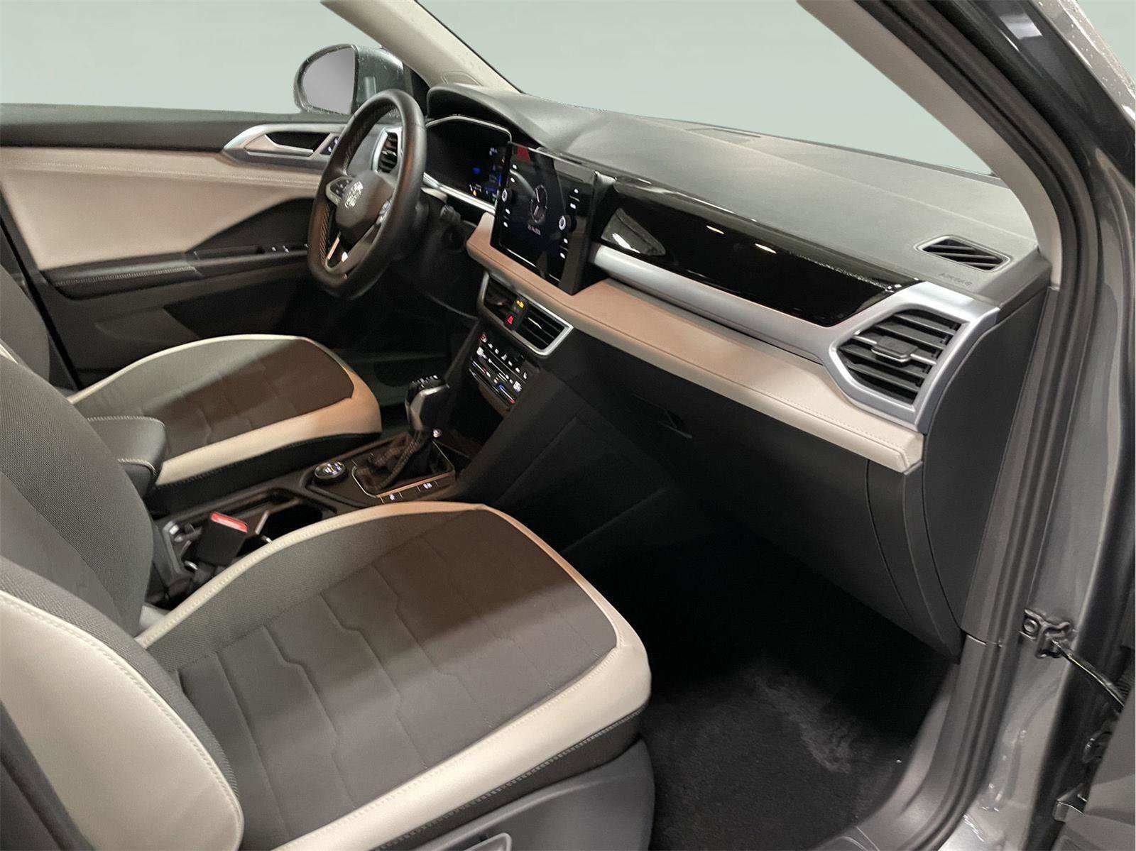 Used 2025 Volkswagen Taos SE image 20