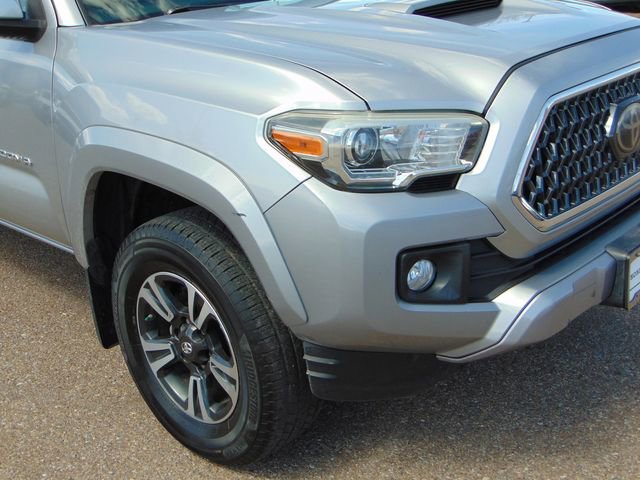 Used 2018 Toyota Tacoma TRD Sport AWD/4WD image 2