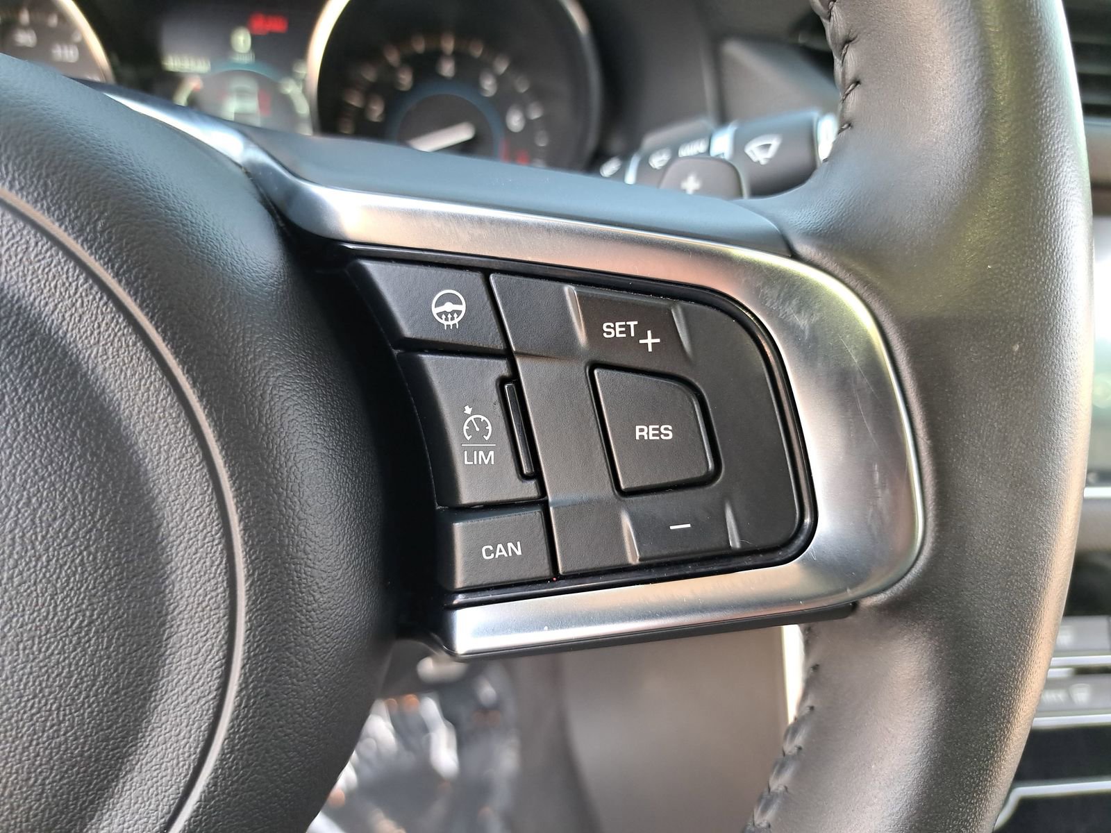 Used 2019 Jaguar XF Prestige image 19