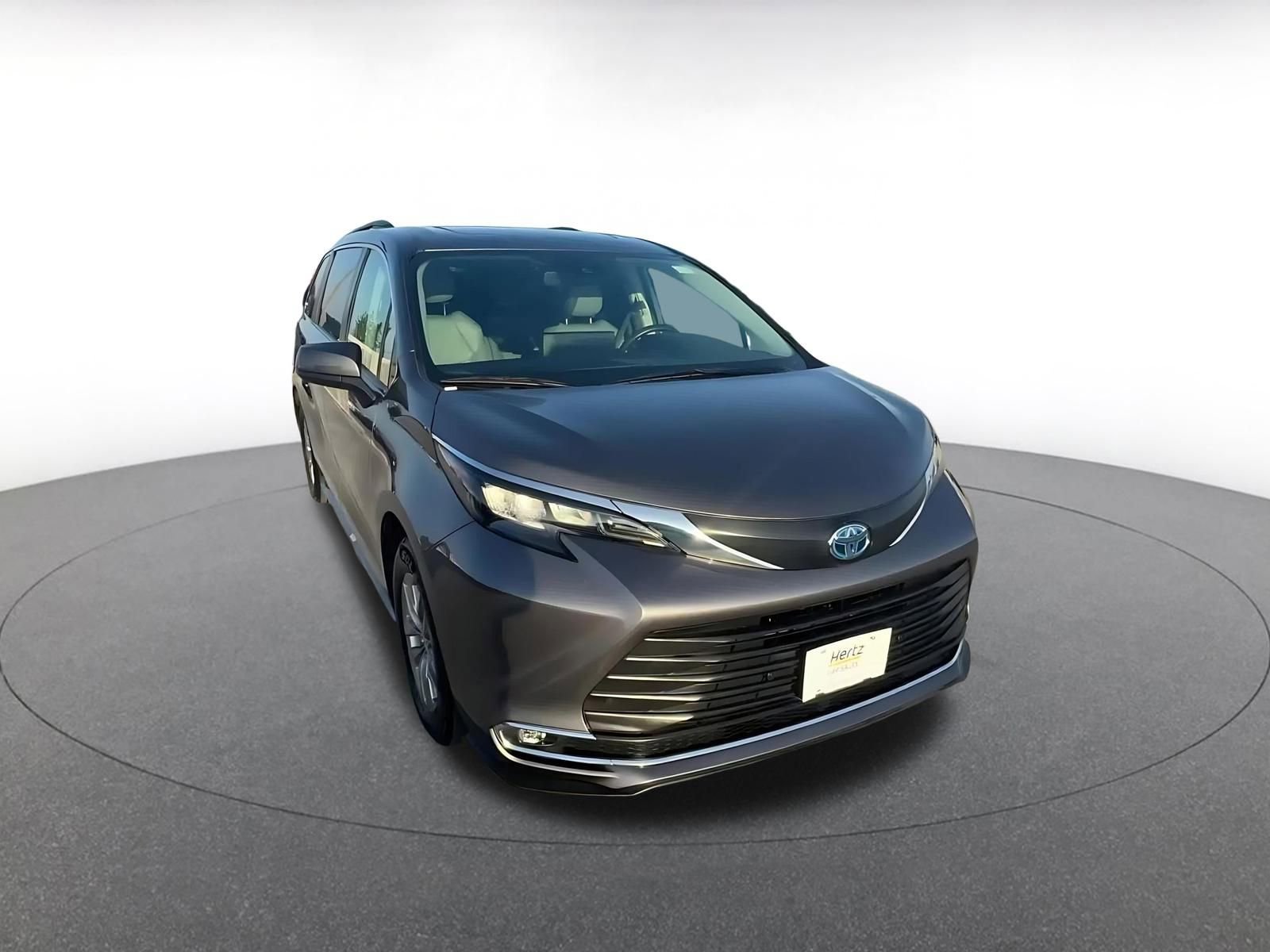 Used 2024 Toyota Sienna XLE image 2