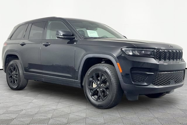 Used 2024 Jeep Grand Cherokee Altitude AWD/4WD image 3
