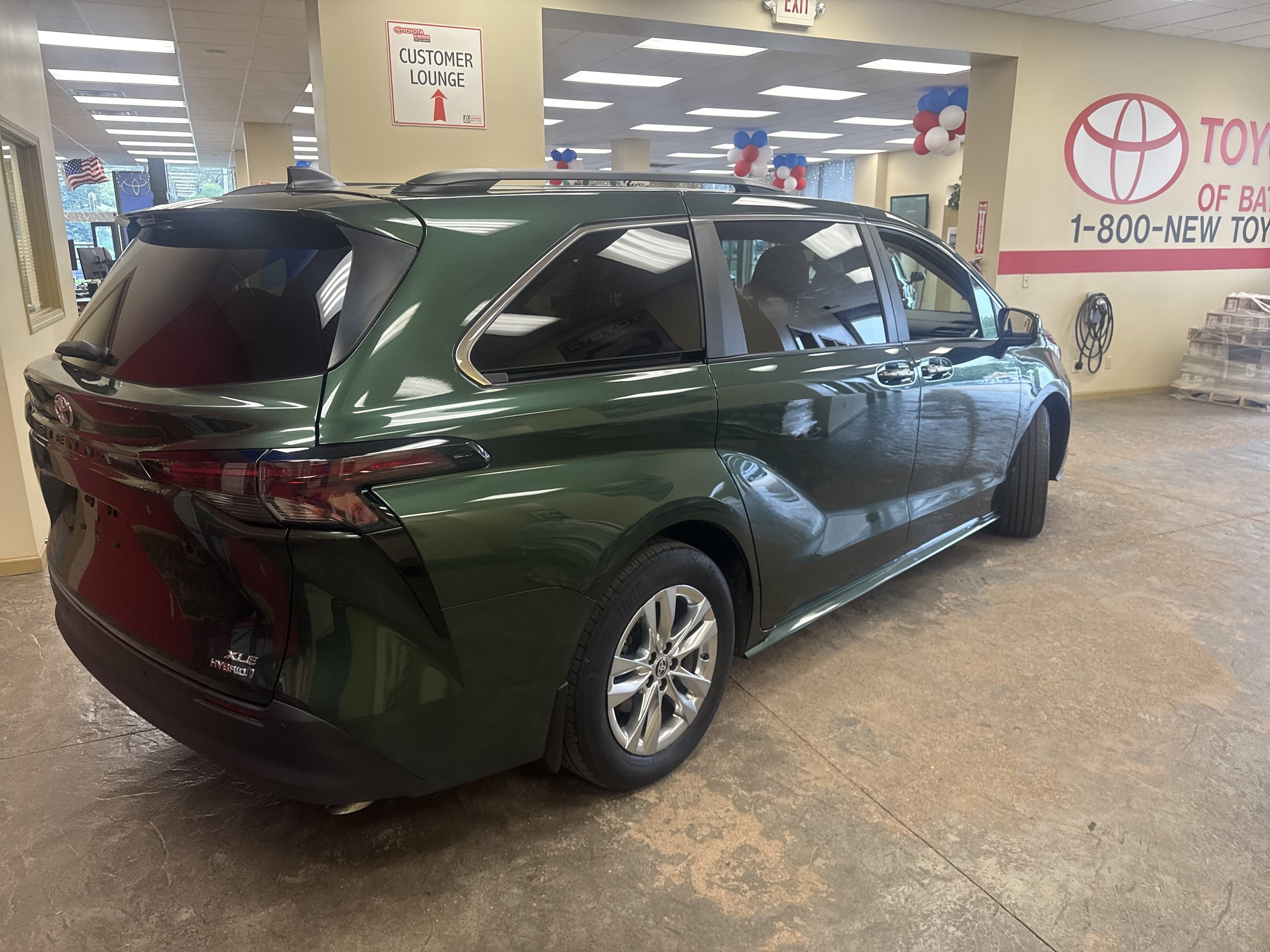 Used 2024 Toyota Sienna XLE w/ XLE Plus Package AWD/4WD image 5