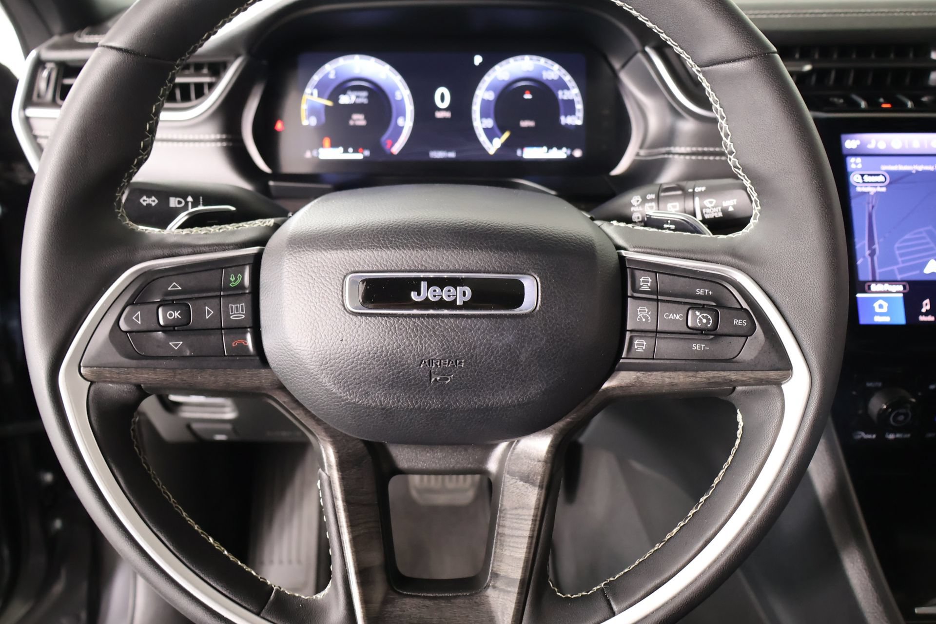 Used 2025 Jeep Grand Cherokee Limited w/ Luxury Tech Group II AWD/4WD image 3