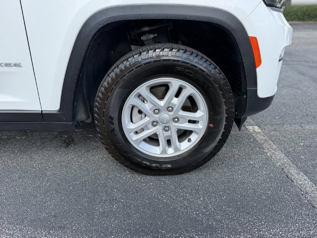 Used 2025 Jeep Grand Cherokee Laredo AWD/4WD image 44