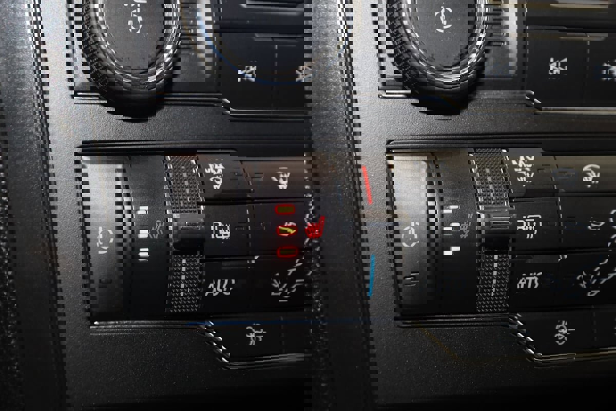 Used 2018 Ford Explorer XLT w/ Equipment Group 202A image 8