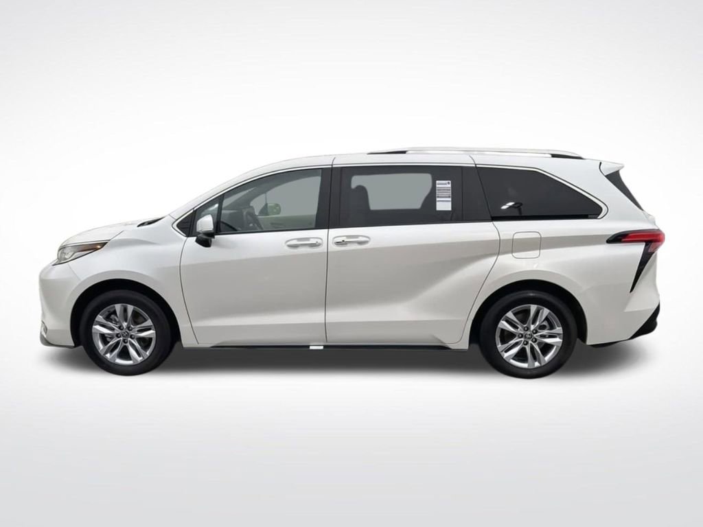 Used 2025 Toyota Sienna Limited image 10
