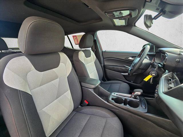 Used 2025 Chevrolet Trax RS w/ Sunroof Package FWD image 19