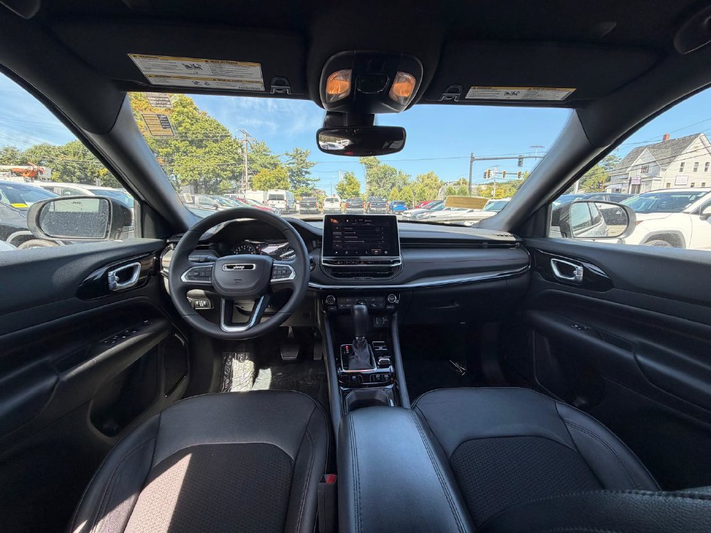 Used 2025 Jeep Compass Trailhawk AWD/4WD image 13