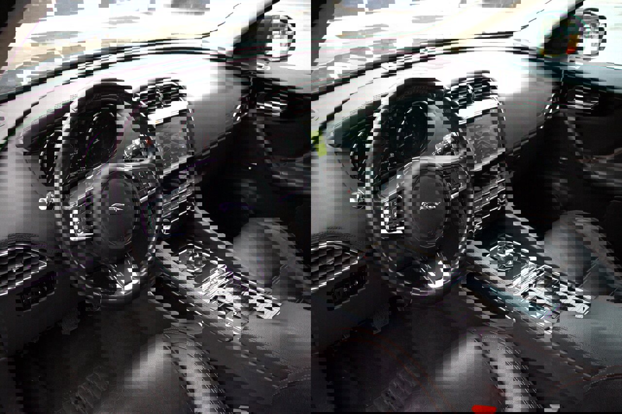 Used 2020 Jaguar F-PACE Prestige image 22