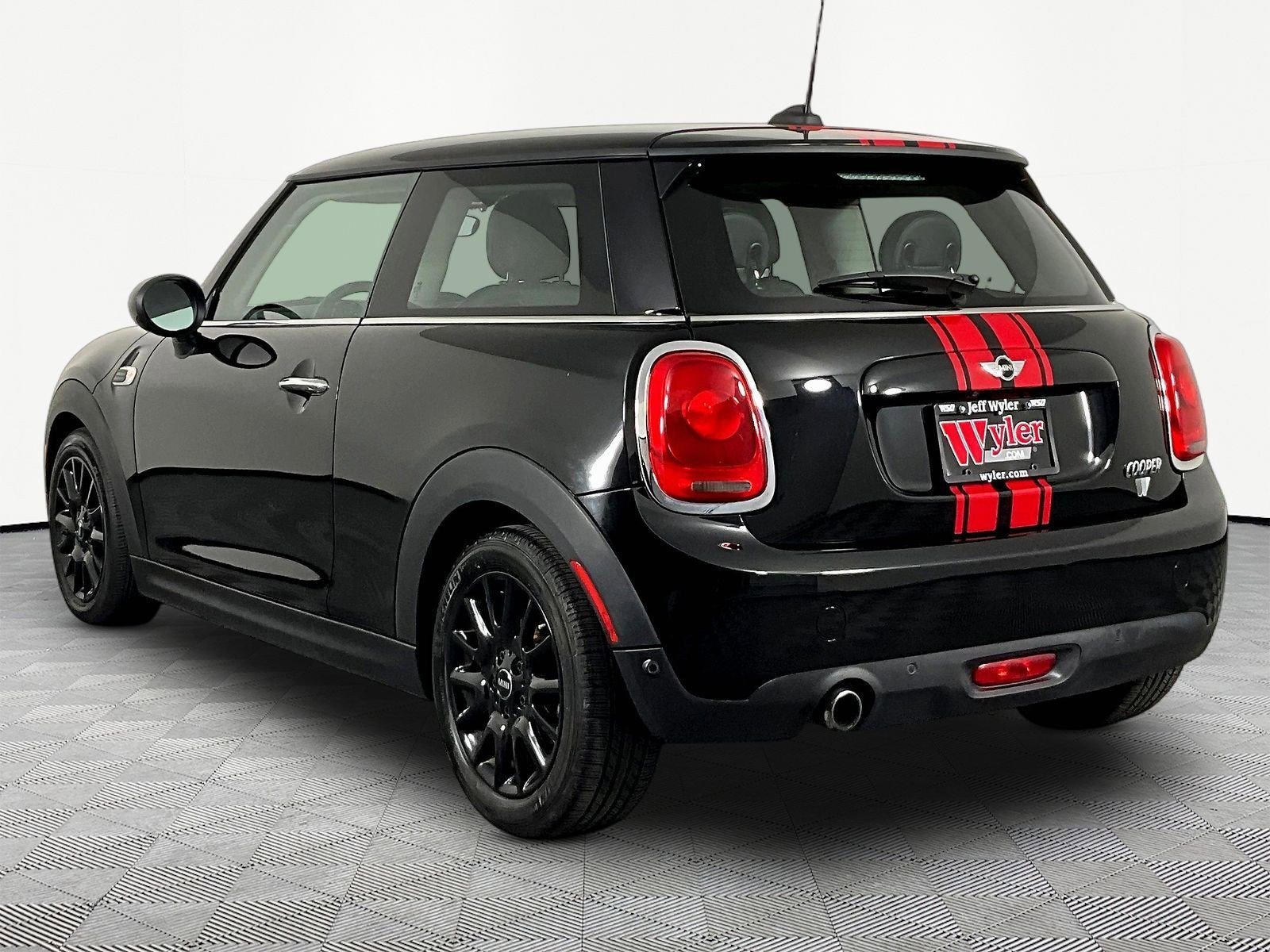 Used 2018 MINI Cooper 2-Door Hardtop FWD image 4
