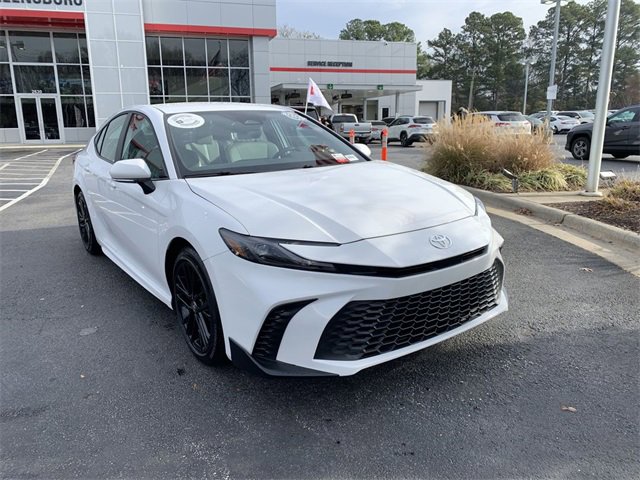Used 2025 Toyota Camry SE image 2