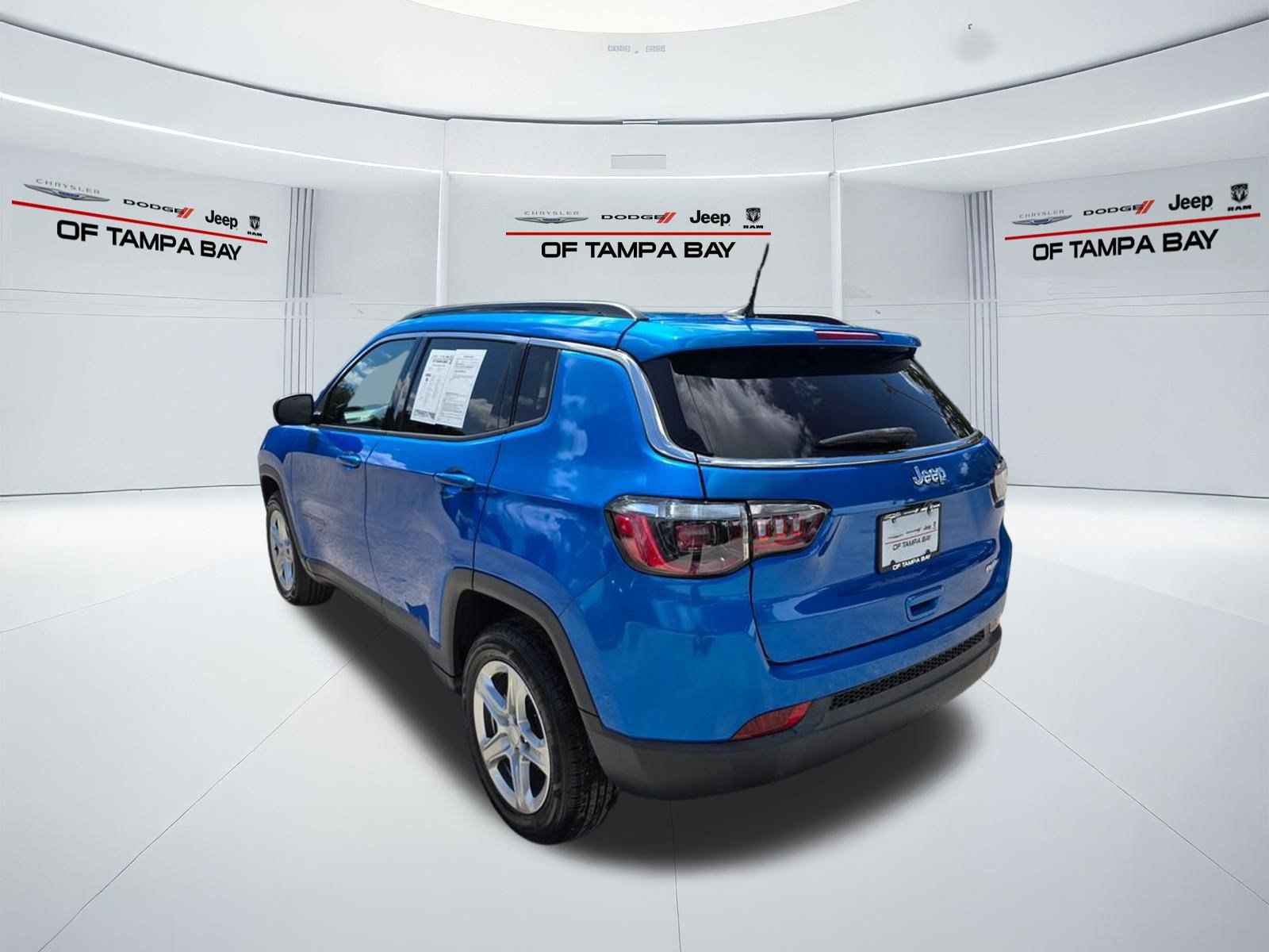 Used 2023 Jeep Compass Latitude w/ Sun and Sound Group AWD/4WD image 4