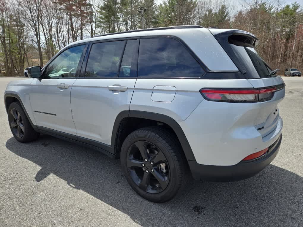 Used 2023 Jeep Grand Cherokee Limited w/ Black Appearance Package AWD/4WD image 7