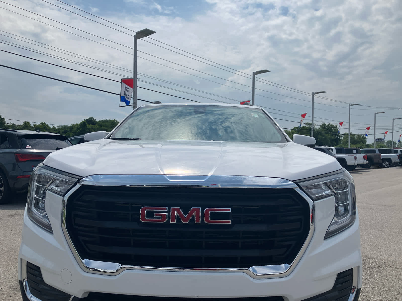 Used 2023 GMC Terrain SLE w/ Driver Convenience Package AWD/4WD image 2