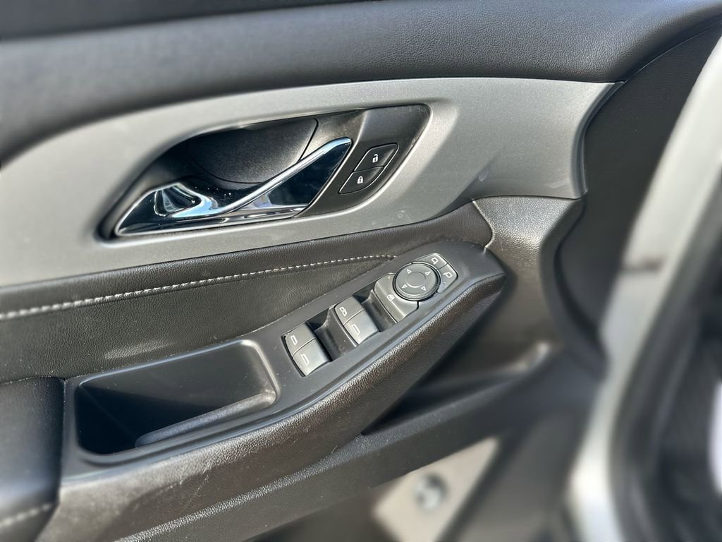 Used 2022 Chevrolet Traverse LT image 15