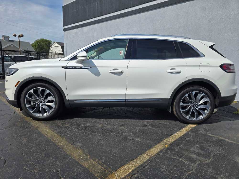 Used 2022 Lincoln Nautilus Reserve w/ Equipment Group 201A image 6