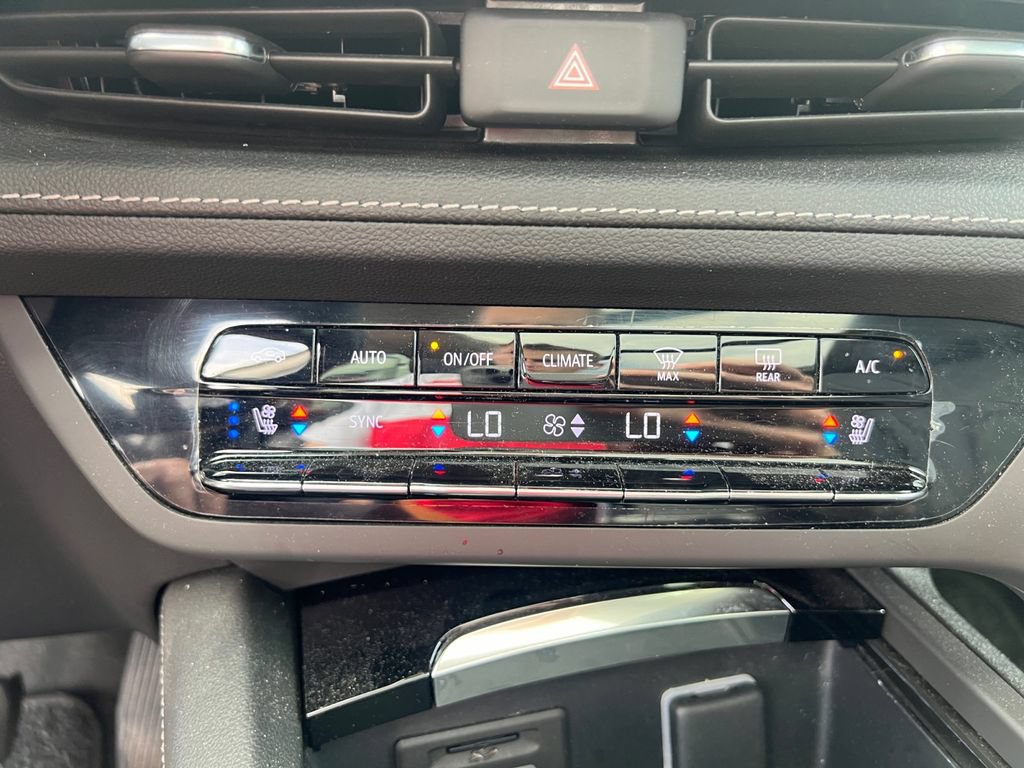 Used 2023 Buick Envision Avenir AWD/4WD image 29