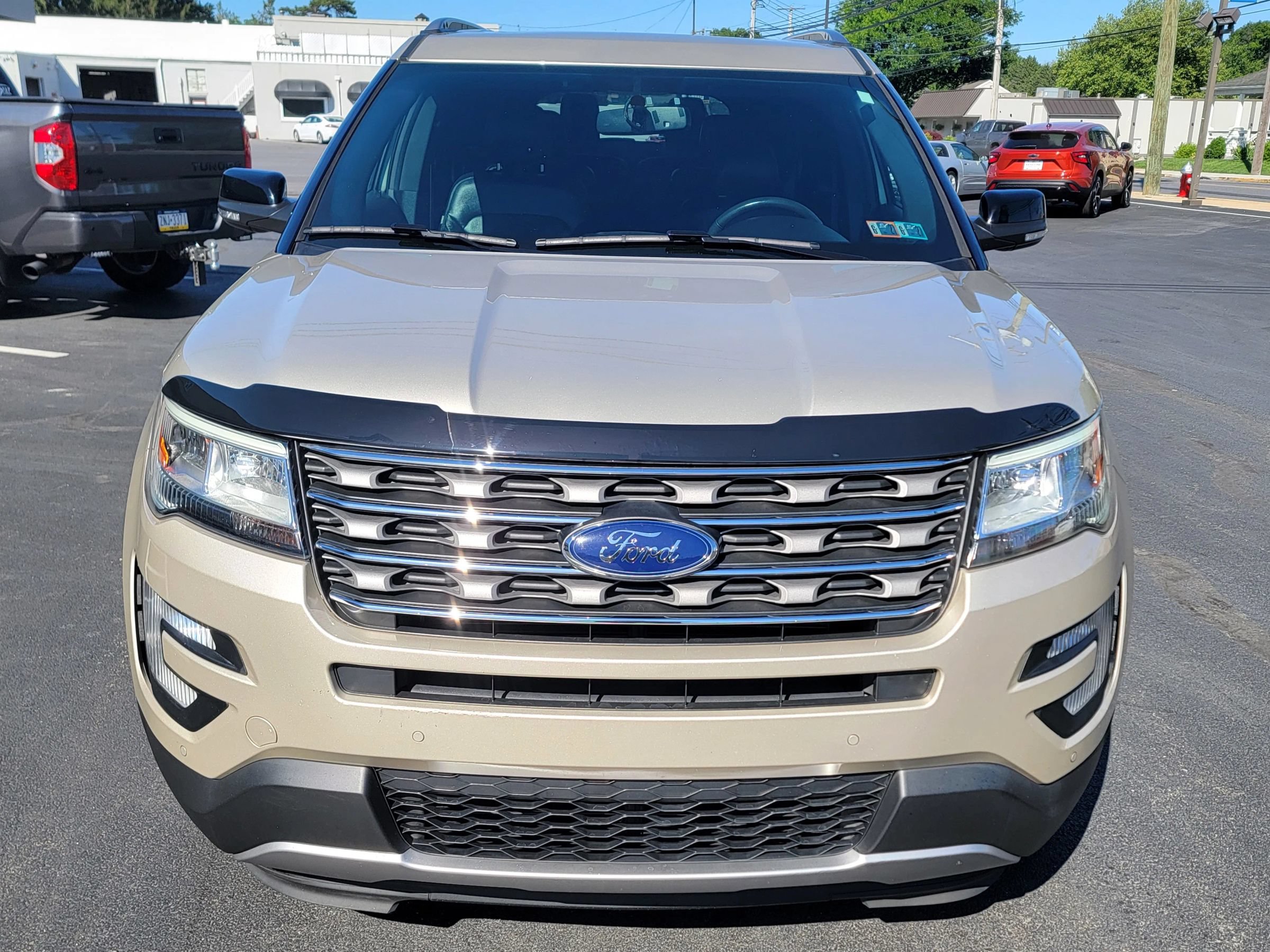 Used 2017 Ford Explorer XLT w/ Equipment Group 202A AWD/4WD image 2