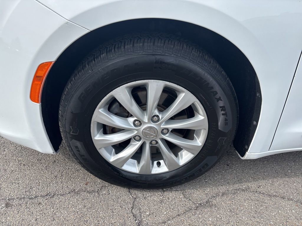 Used 2018 Chrysler Pacifica Touring-L FWD image 14