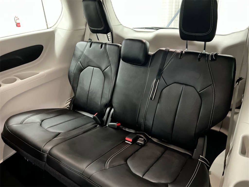 Used 2024 Chrysler Pacifica Touring-L image 28