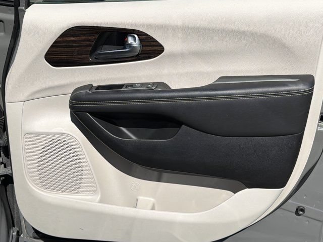 Certified 2024 Chrysler Pacifica Limited FWD image 17