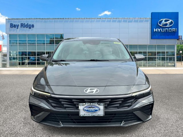 Used 2025 Hyundai Elantra Limited FWD image 11