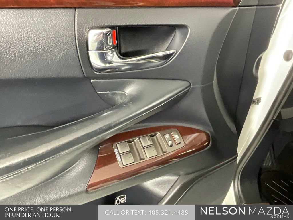 Used 2013 Lexus LX 570 4WD w/ Luxury Pkg image 17