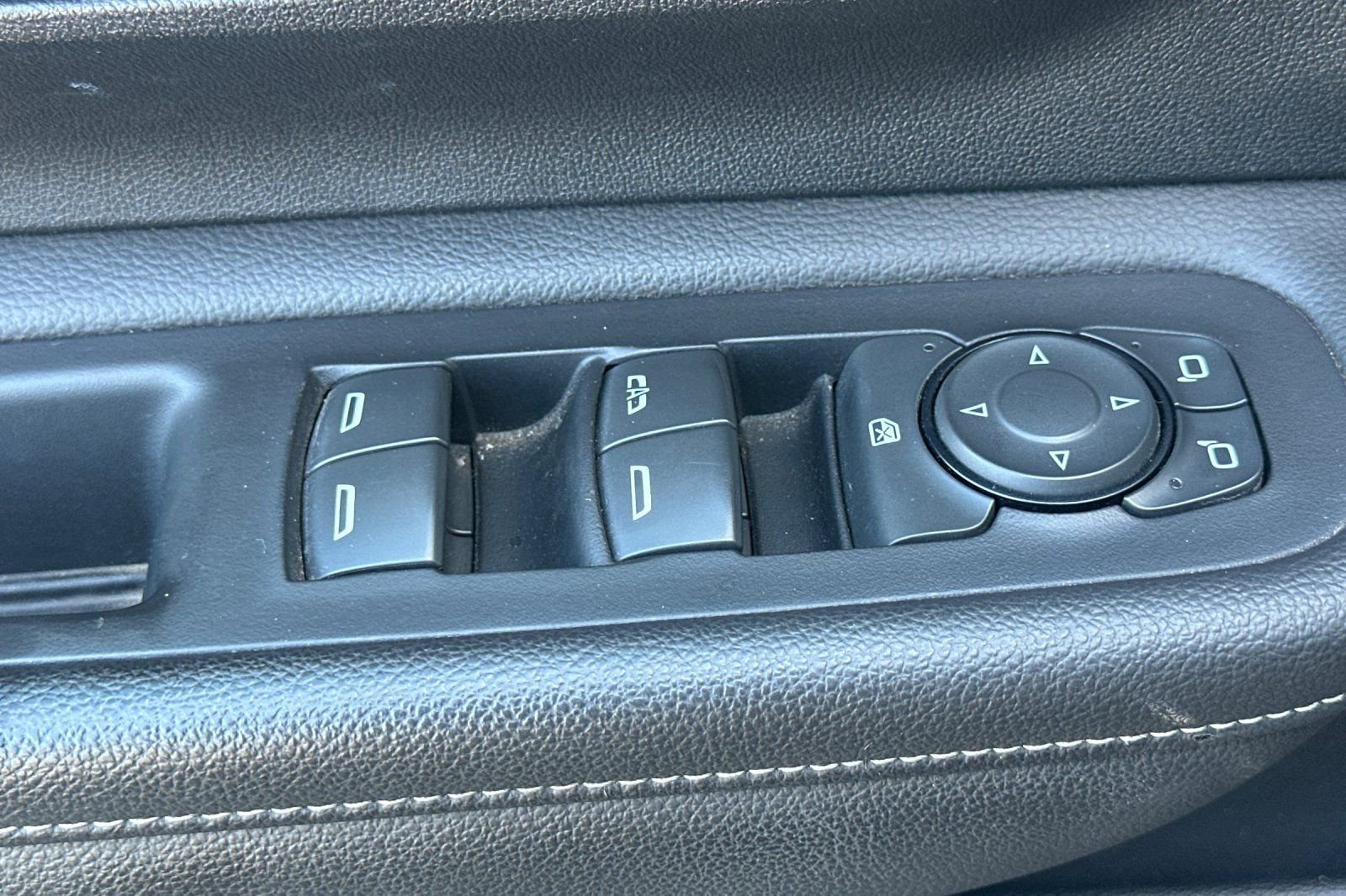 Used 2023 GMC Terrain SLT image 12